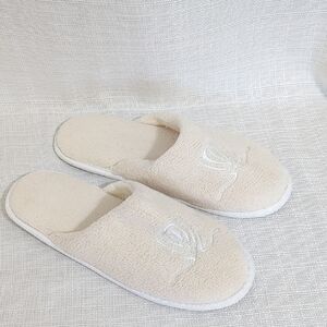 New Wynn Resorts Las Vegas Cream Slippers with Embroidered‎ Logo Size 6/7 Small